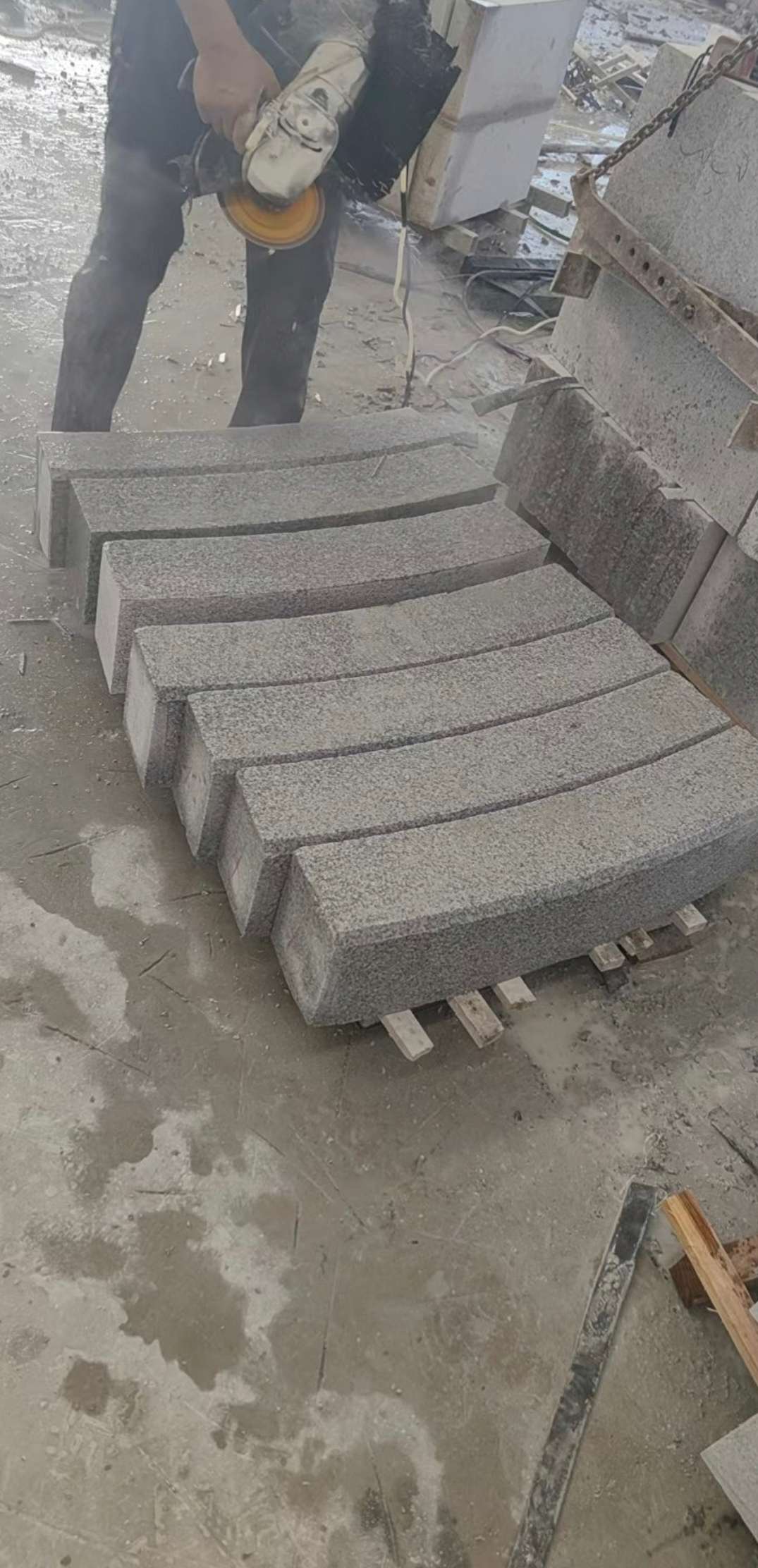 克拉玛依芝麻白弧形路牙石