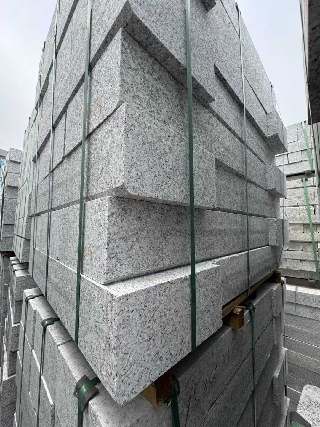 克拉玛依芝麻白路牙石 马路牙子