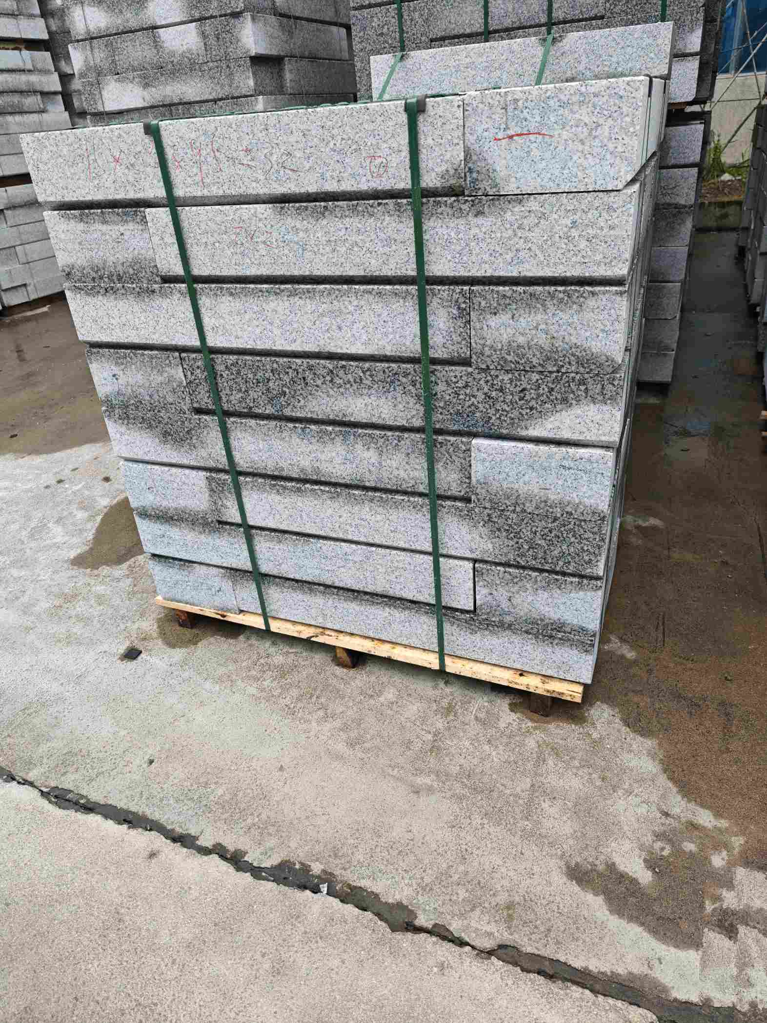 克拉玛依芙蓉白路牙石，马路牙子